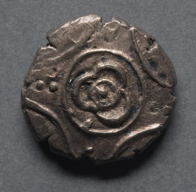 Iceni Uninscribed Gold Staters: The Freckenham Flower and Two Wheels Series, obverse