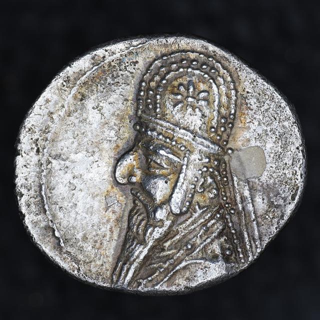 Mithradates II Silver Drachms: Typology, Epigraphy, and Iconographic Evolution, obverse