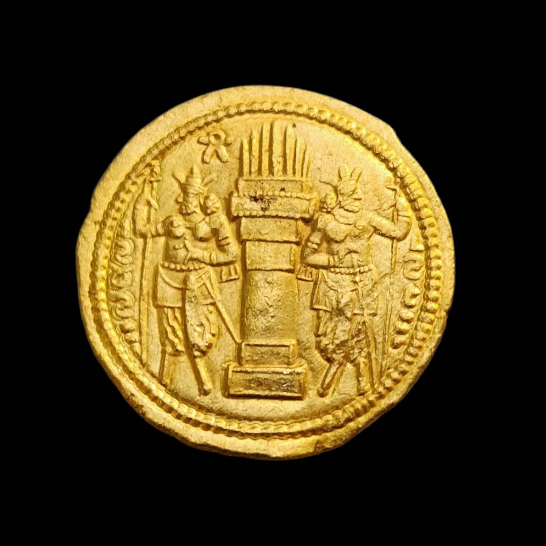 Reverse of Shapur I AV Dinar – Fire Altar with Royal Attendants Gold coin reverse showing fire altar flanked by two attendants with mural crowns