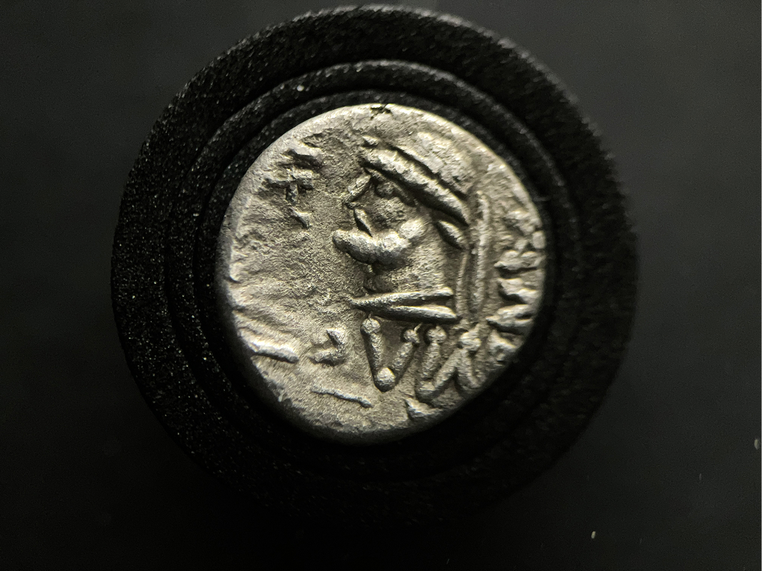 Bust of Kamnaskires IV with surrounding Greek legend on Elymais drachm