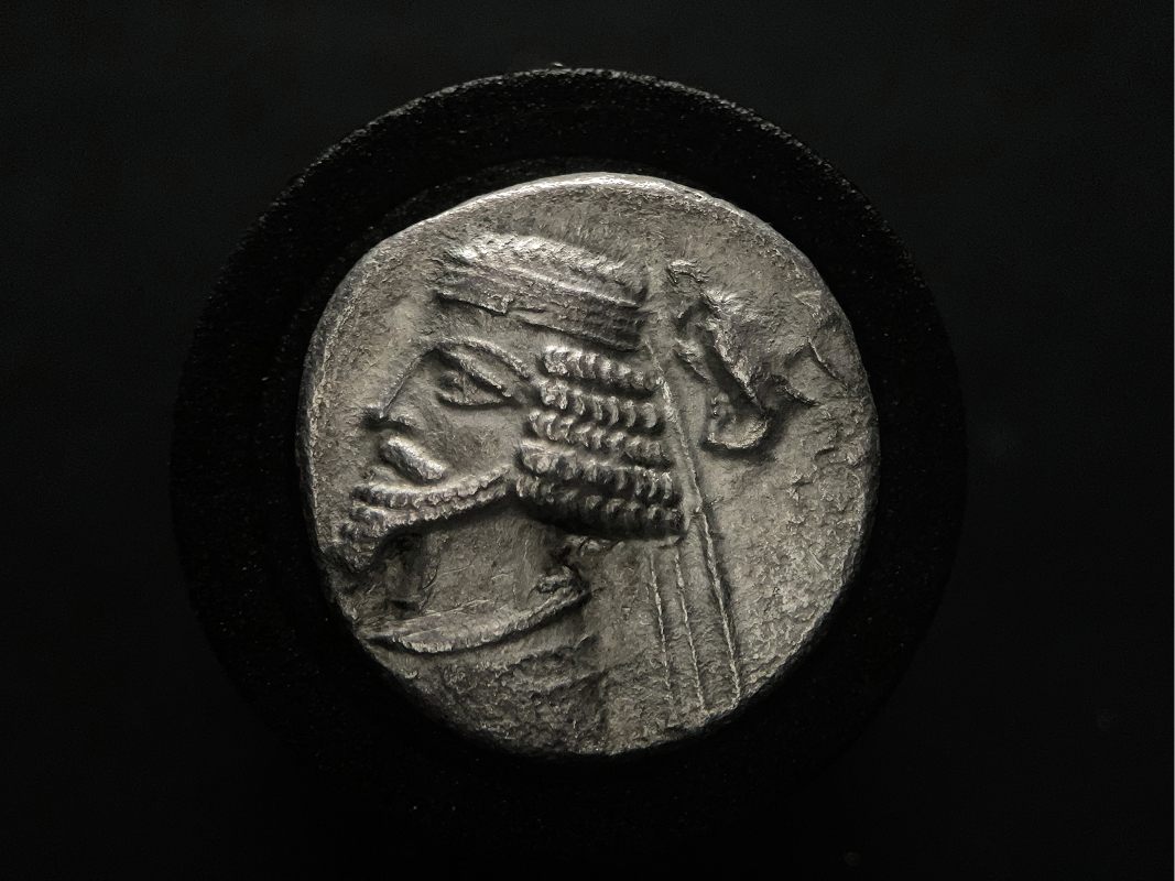 Diademed bust of Phraates IV with Nike crowning him with a wreath.