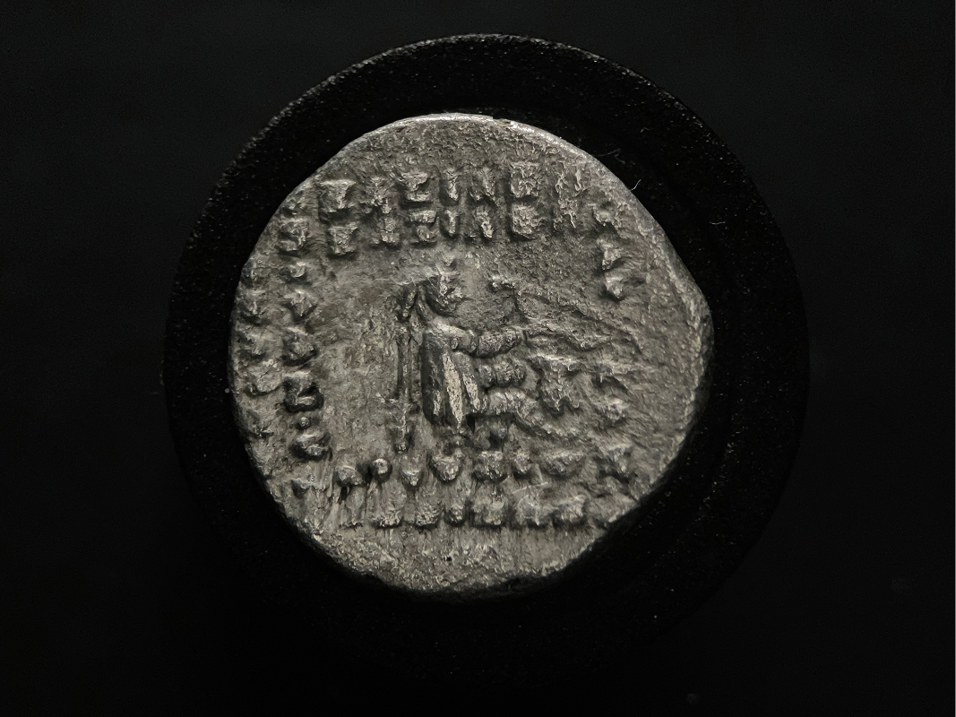 Seated archer (Arsakes I) surrounded by Greek inscription.