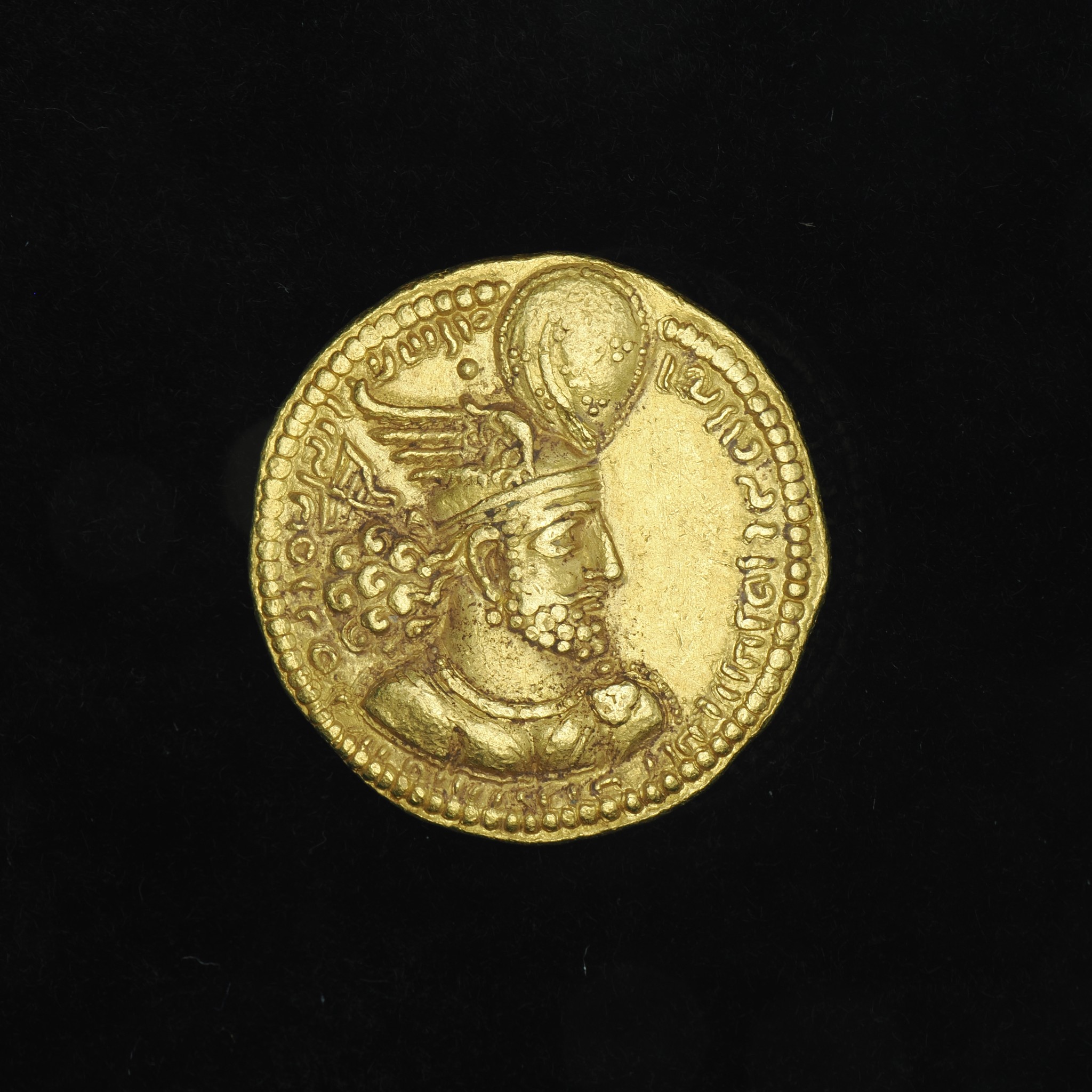Obverse of Sasanian Gold Dinar of Bahram II depicting the king wearing winged crown with korymbos.
